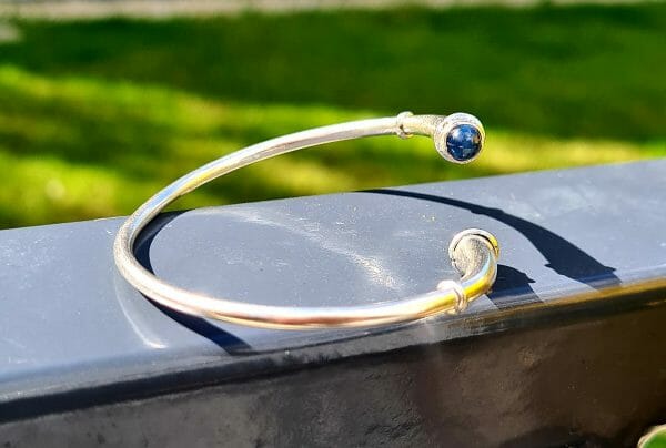 Bracelet vangovango lisse 100% argent-pierre saphir bleu – Image 2