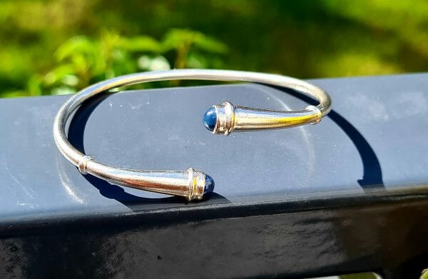 Bracelet vangovango lisse 100% argent-pierre saphir bleu