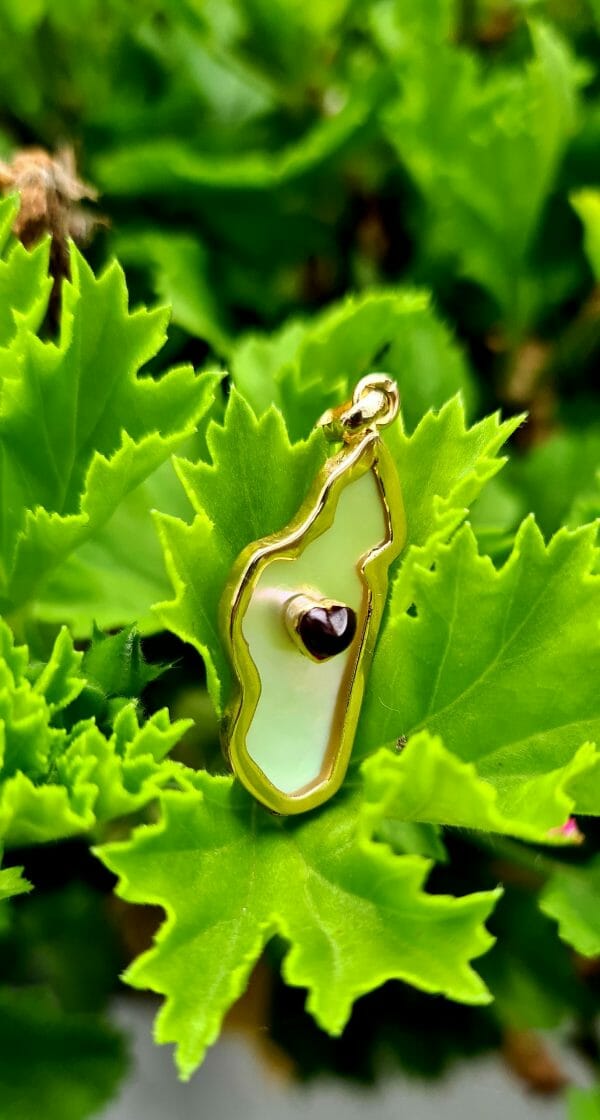 Pendentif Madagascar en Or 18K nacré avec pierre grenat en cœur – Image 6