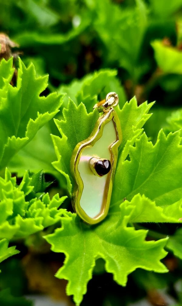 Pendentif Madagascar en Or 18K nacré avec pierre grenat en cœur – Image 4