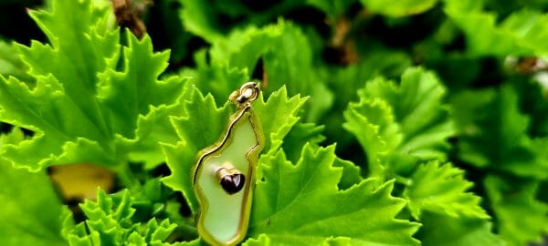 Pendentif Madagascar en Or 18K nacré avec pierre grenat en cœur – Image 7
