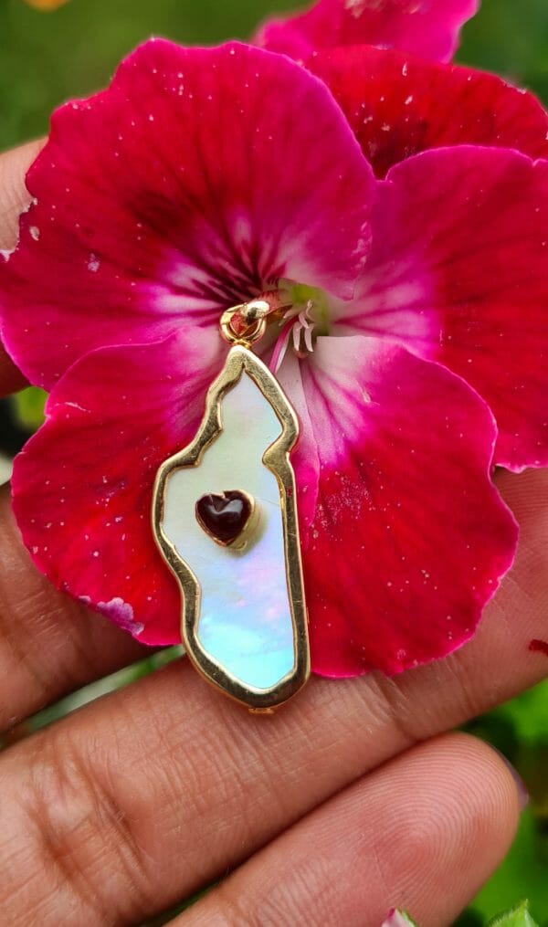Pendentif Madagascar en Or 18K nacré avec pierre grenat en cœur – Image 2