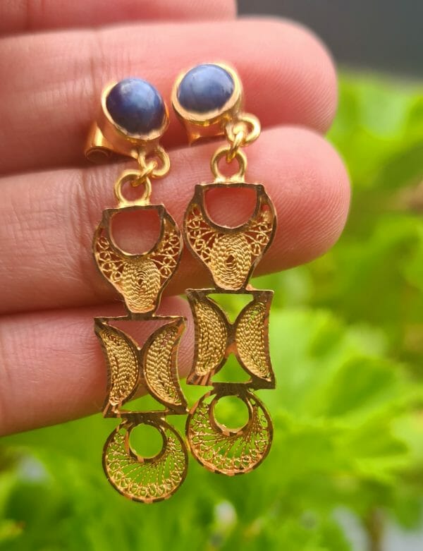Boucle d'oreille filigrane ALOALO à cabochon saphir étoile OR 18K 100% Artisanal – Image 3