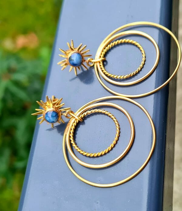 Boucle d'oreille créole pendu saphir étoilé 100% Or 18k artisanal-pierre précieuse – Image 3