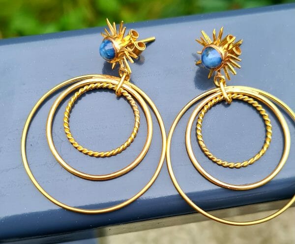 Boucle d'oreille créole pendu saphir étoilé 100% Or 18k artisanal-pierre précieuse – Image 4