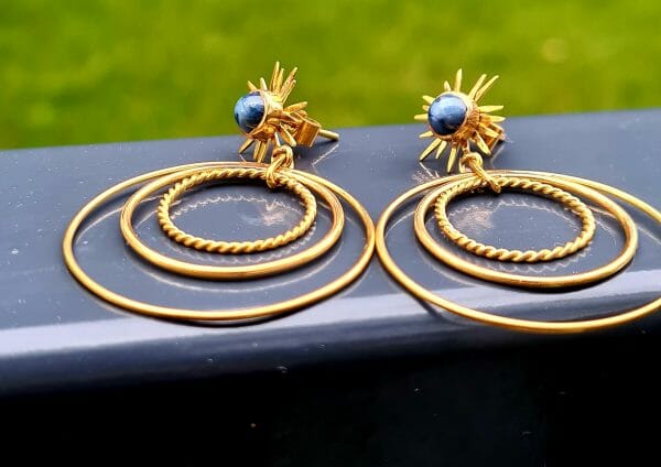 Boucle d'oreille créole pendu saphir étoilé 100% Or 18k artisanal-pierre précieuse – Image 2