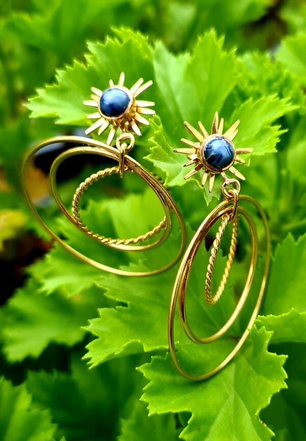 Boucle d'oreille créole pendu saphir étoilé 100% Or 18k artisanal-pierre précieuse – Image 5