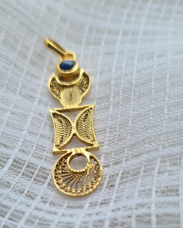 Pendentif Aloalo Filigrane avec un saphir étoilé en Or 18K 100% Artisanal 3G – Image 3