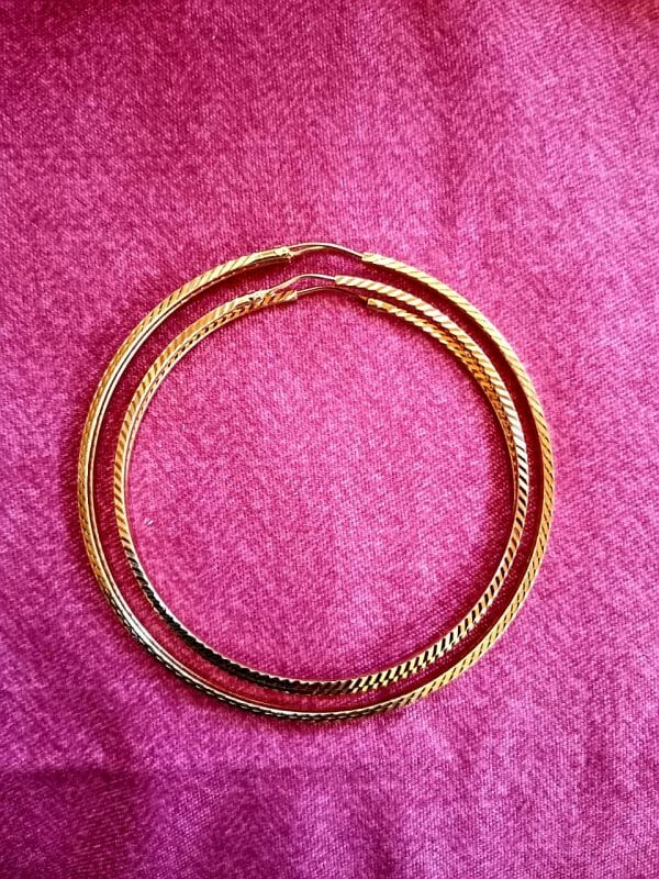 Boucle d'oreille créole à motif en Or 18K Artisanal