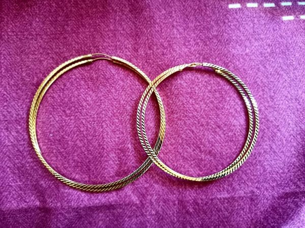 Boucle d'oreille créole à motif en Or 18K Artisanal – Image 2