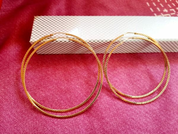 Boucle d'oreille créole à motif en Or 18K Artisanal – Image 3