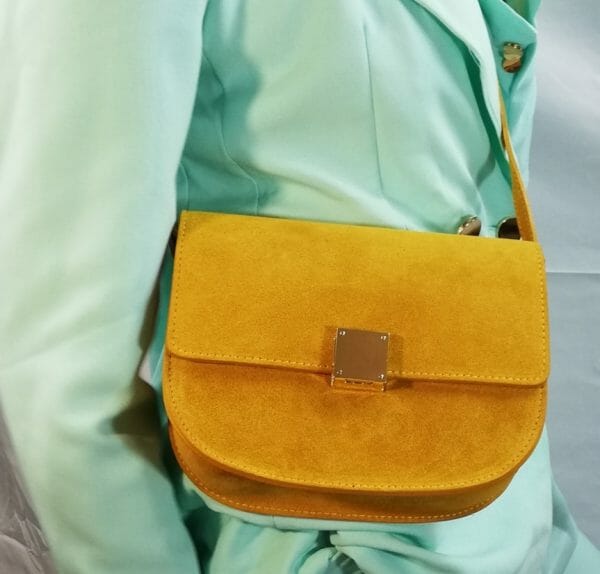 Sac effet daim avec un fermoir doré (100% Cuir Italien) – Image 2