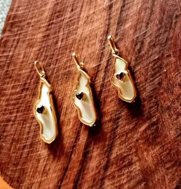 Pendentif Madagascar en Or 18K nacré avec pierre grenat en cœur