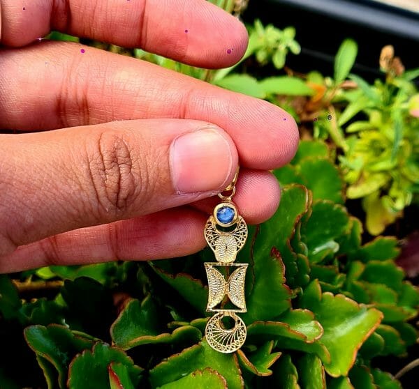 Pendentif Aloalo Filigrane avec un saphir étoilé en Or 18K 100% Artisanal 3G – Image 2