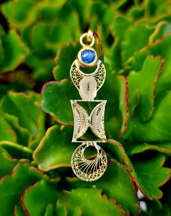Pendentif Aloalo Filigrane avec un saphir étoilé en Or 18K 100% Artisanal 3G