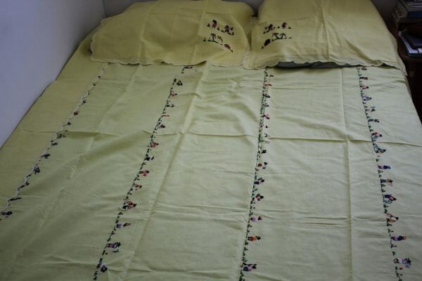 Ensemble Couvre-lit et Taille d'oreiller à broderie fait main – Image 3
