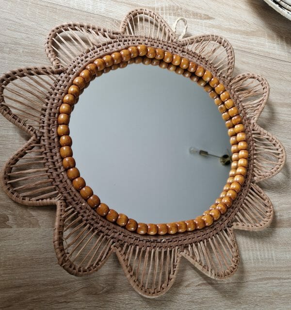 Miroir fleur en raphia naturel et perle en bois 100% artisanal – Image 2