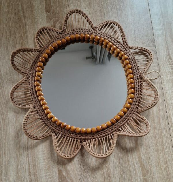 Miroir fleur en raphia naturel et perle en bois 100% artisanal