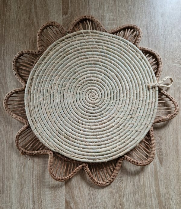 Miroir fleur en raphia naturel et perle en bois 100% artisanal – Image 3