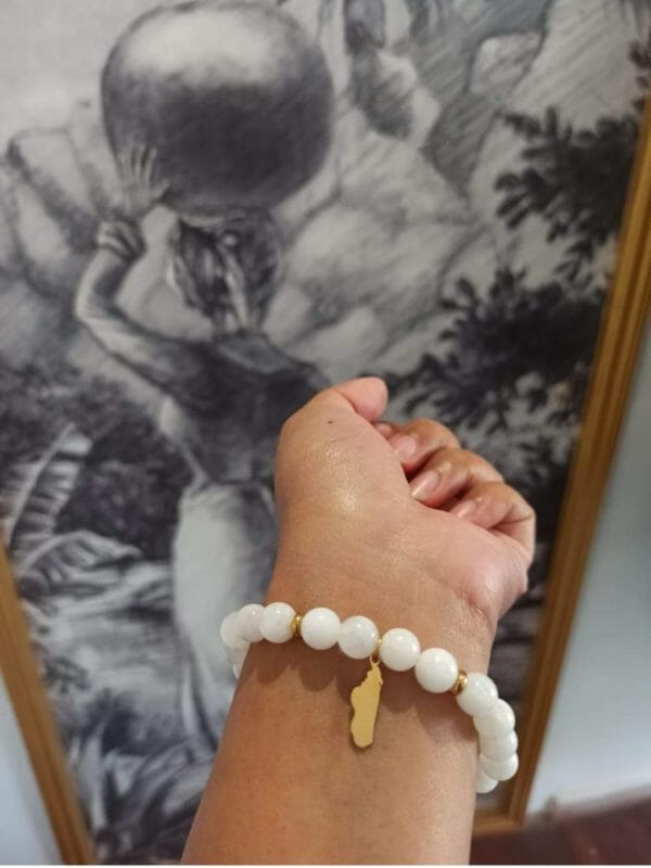 Bracelet lithothérapie en pierre de lune avec charme carte Madagascar artisanale