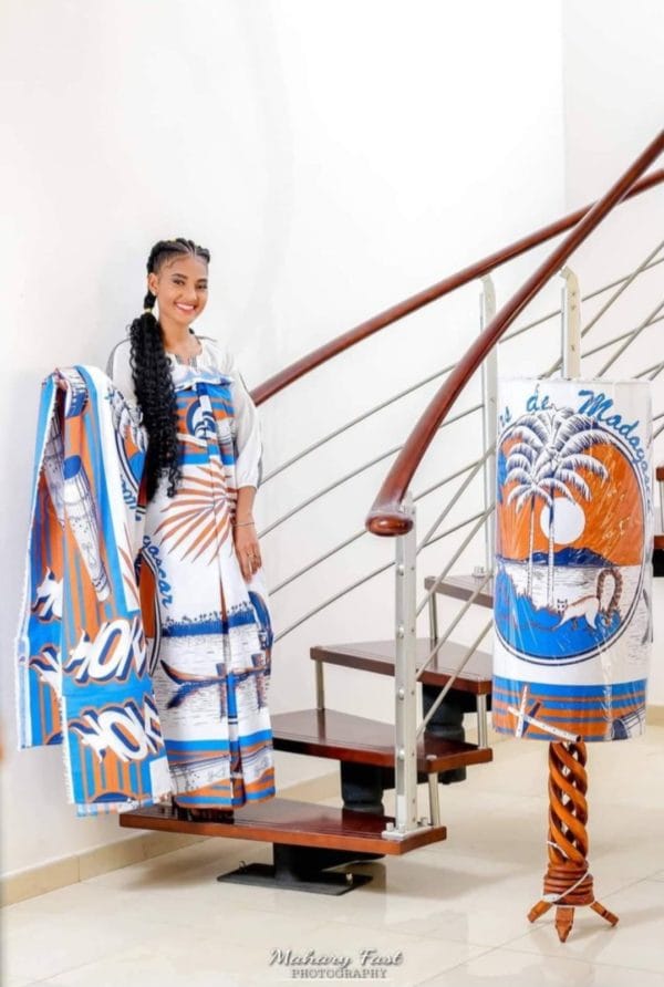 "LAMBAOINE" Ensemble pagne traditionnel Malagasy – Image 3