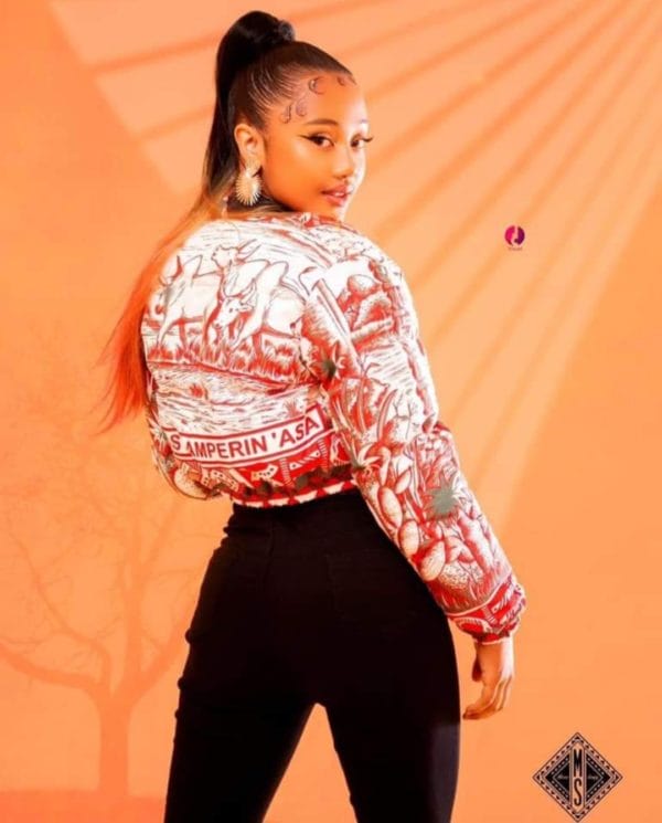 Doudoune Crop-top/bombers /Veste/collection LAMBAOINE/ Madagascar – Image 4