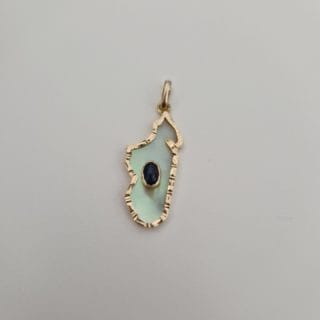 Pendentif Madagascar nacré saphir bleu en or 18k
