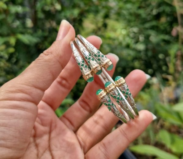 Bracelet triple vangovango saccalava avec cabouchon jade avec 6 barres d'or 18k – Image 3