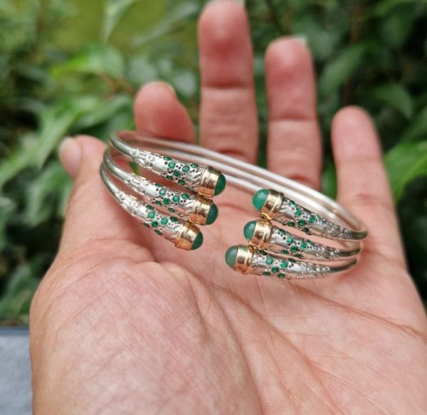 Bracelet triple vangovango saccalava avec cabouchon jade avec 6 barres d'or 18k – Image 4