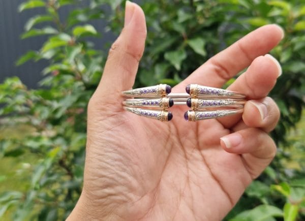 Bracelet triple vangovango saccalava avec cabouchon amethyste avec 2 barre d'or 18k – Image 3