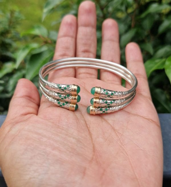 Bracelet triple vangovango saccalava avec cabouchon jade avec 6 barres d'or 18k – Image 5