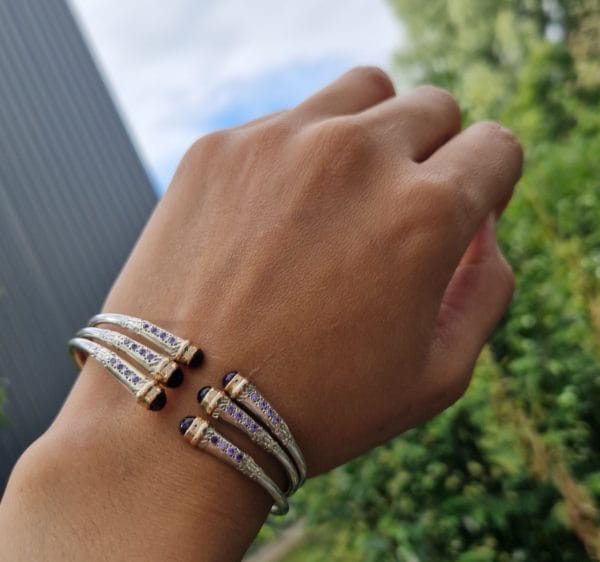Bracelet triple vangovango saccalava avec cabouchon amethyste avec 2 barre d'or 18k – Image 2