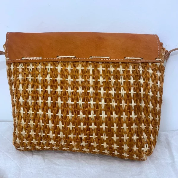 Sac Bandoulière en Raphia et Cuir avec Fermeture Magnétique