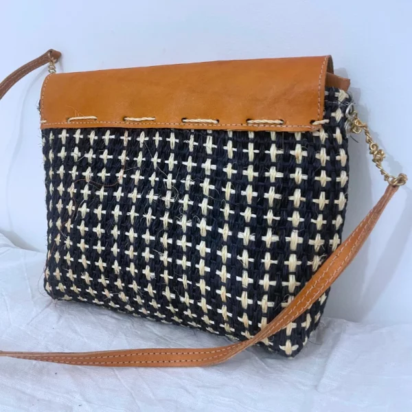 Sac Bandoulière en Raphia et Cuir avec Fermeture Magnétique