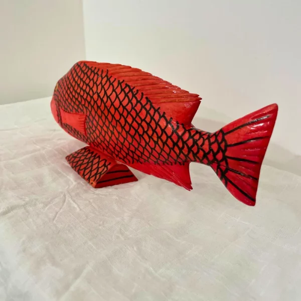 sculpture de poisson en bois