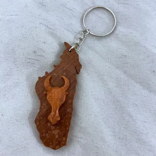 Porte-Clé en Bois – Forme de Madagascar avec Tête de Zébu