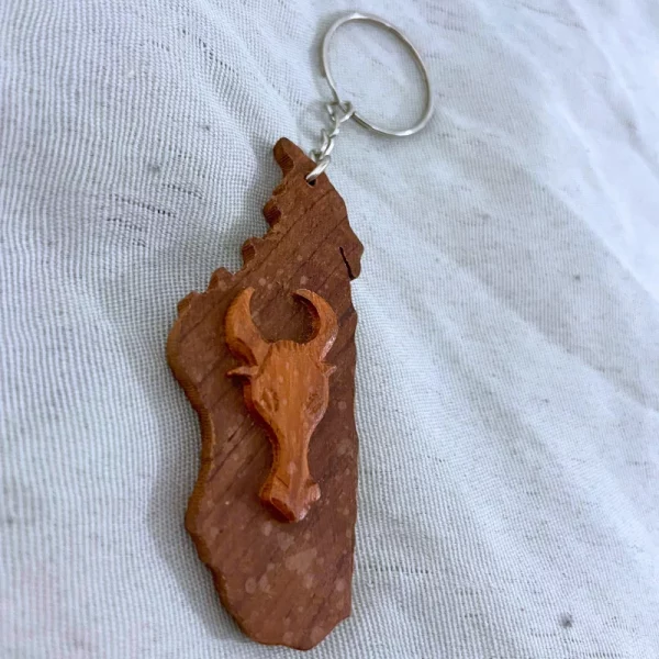 Porte-Clé en Bois – Forme de Madagascar avec Tête de Zébu
