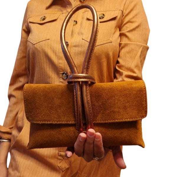 Mini Sac en Daim Marron avec Revers en Cuir Métallisé