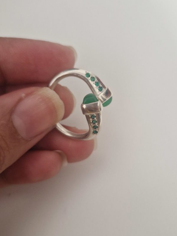 Bague en argent avec émeraudes