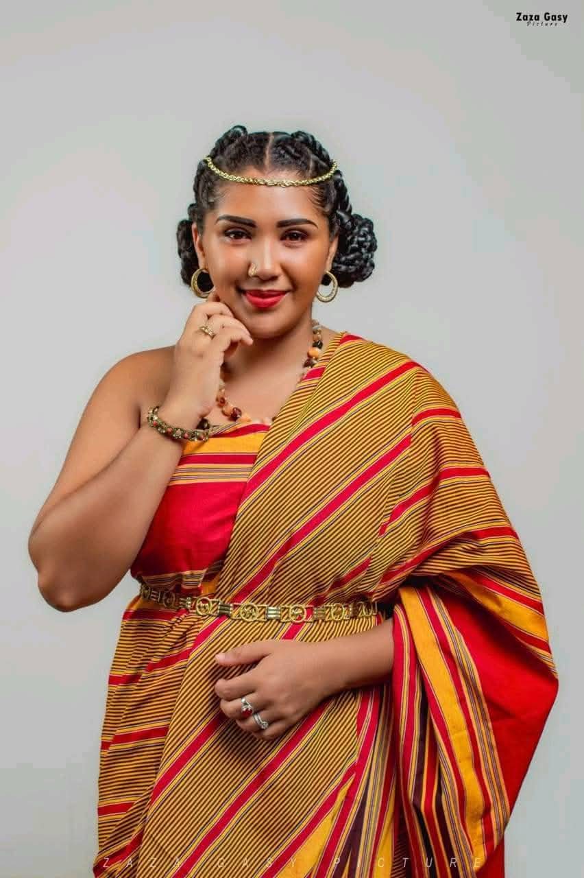 LAMBA SOBAHYA/Salova/LAMBAOINE/Pagne traditionnel Malagasy – Image 5