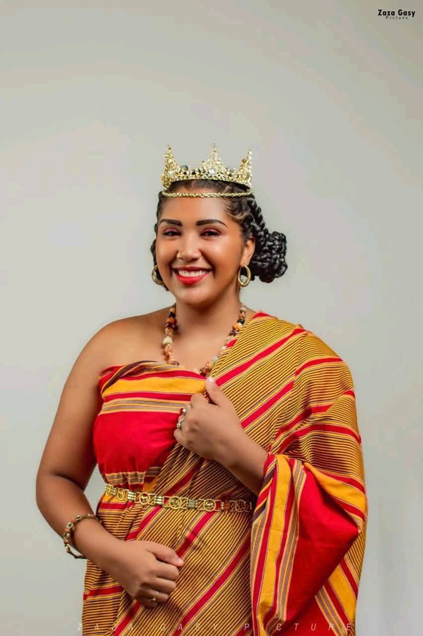 LAMBA SOBAHYA/Salova/LAMBAOINE/Pagne traditionnel Malagasy – Image 6